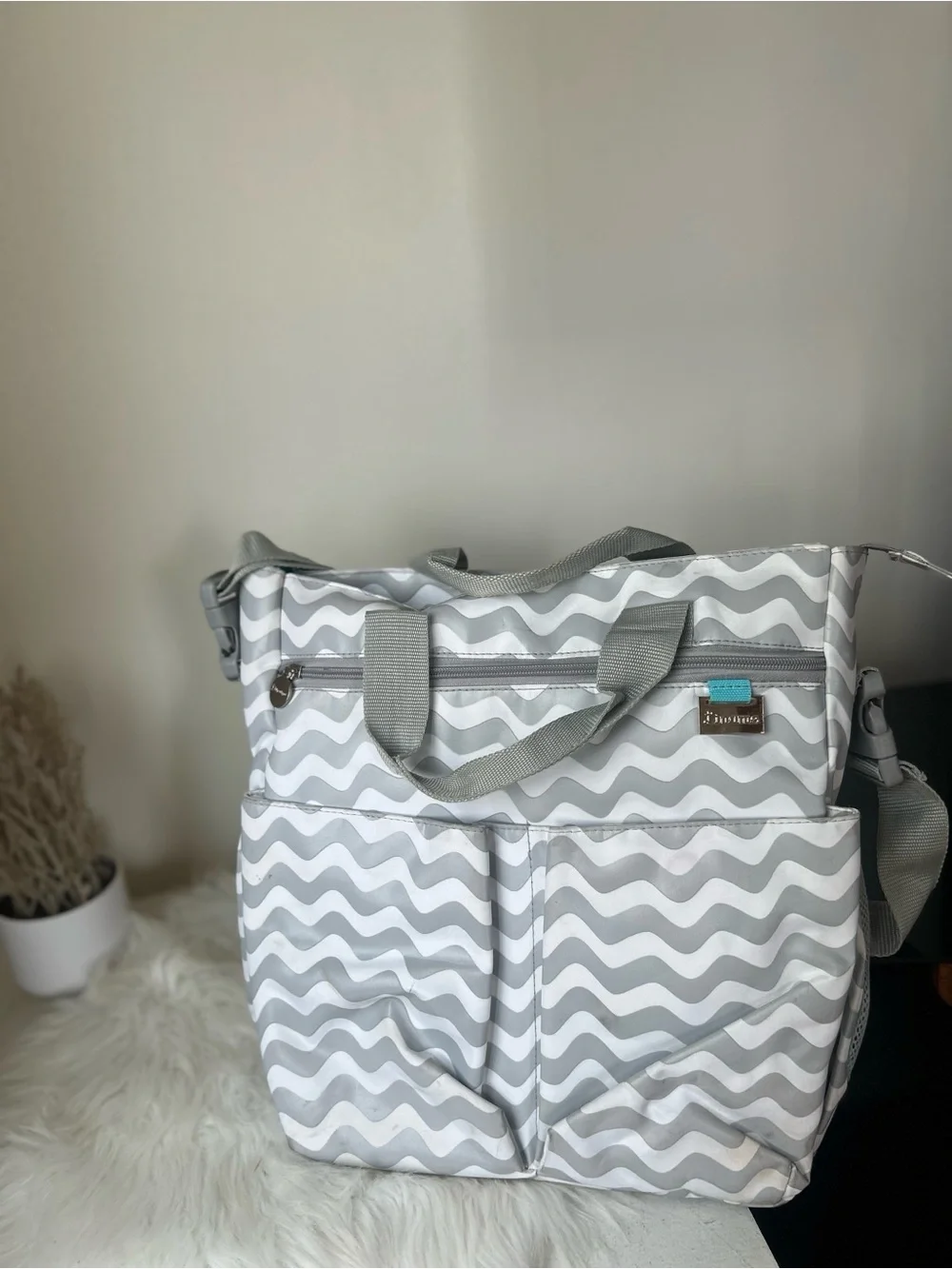 Lename Gray Wave-Pattern Tote Bag